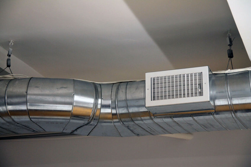 Air conditioning and heating dispatching system on the ceiling of an industrial office Air conditioning and heating dispatching ventilation system on the ceiling of an industrial office in the United States of America